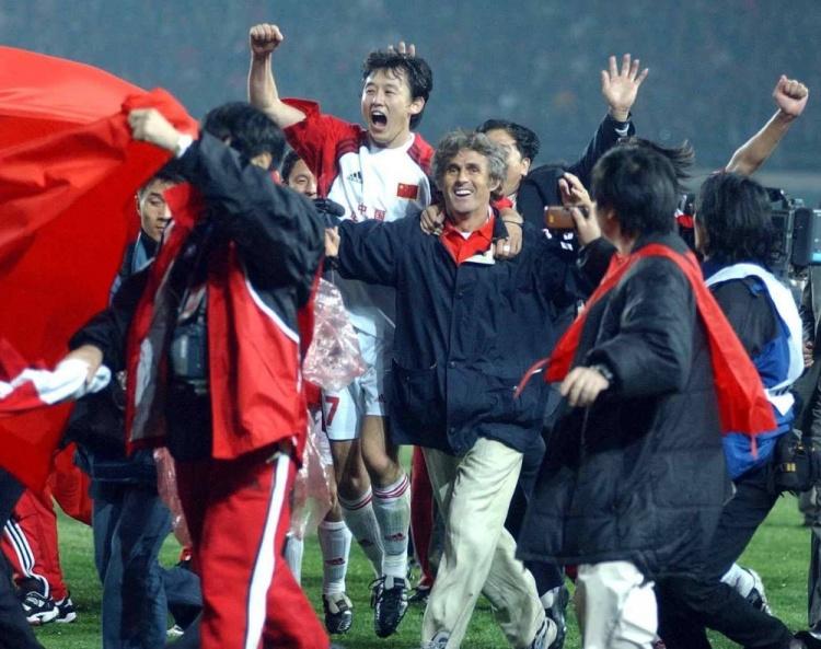 日本球迷热议町野修斗替代远藤航：后腰都要崩了，还不用守田英正